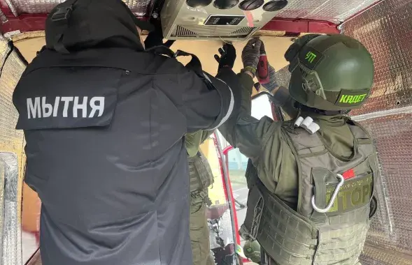 Белорусские службы демонстрируют, как нашли взрывчатку
