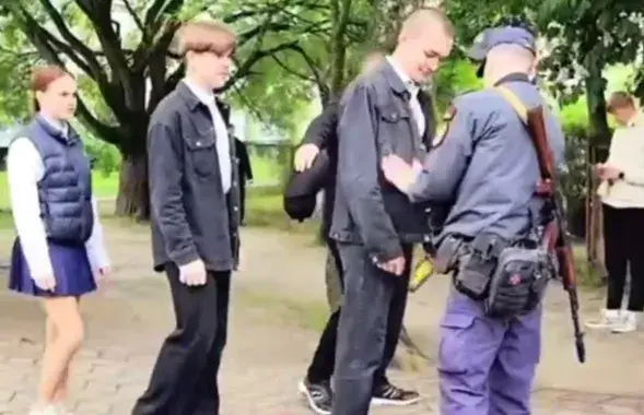 В Березе школьников перед ЦЭ проверяет милиционер с автоматом
