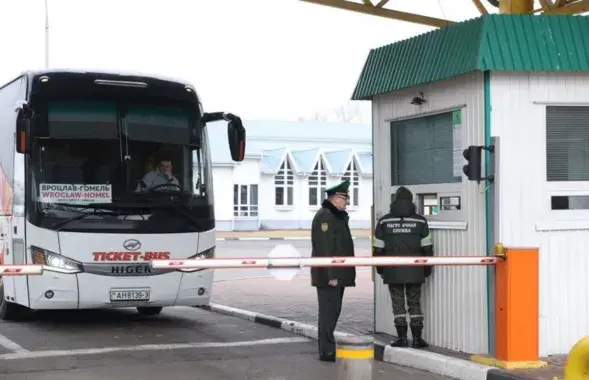 Автобус на границе, иллюстративное фото
