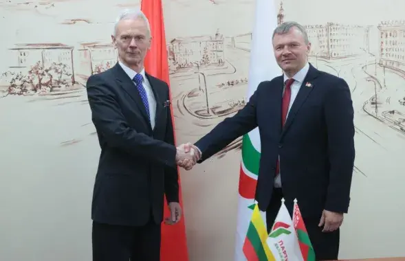 Эдуардас Вайткус (слева) и председатель партии "Белая Русь" Олег Романов
