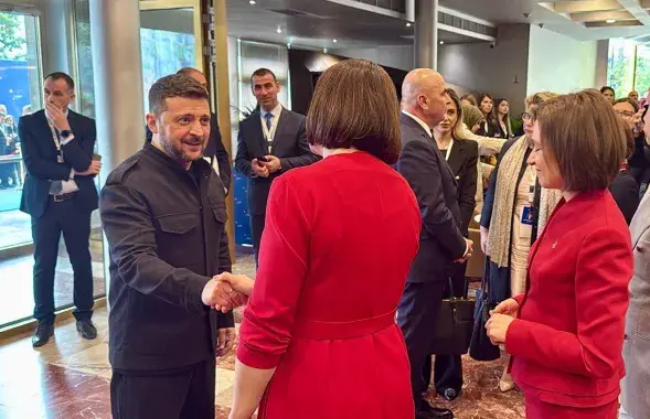 Уладзімір Зяленскі вітаецца са Святланай Ціханоўскай
