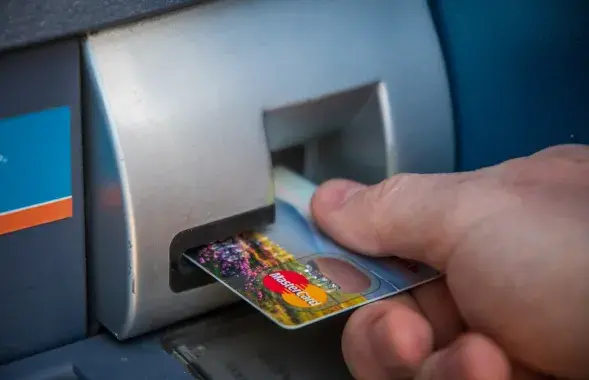 Асабістыя пераводы беларусаў б'юць рэкорды
