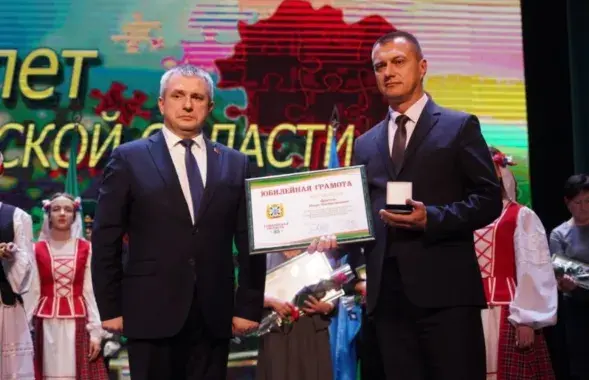 Ігара Драгеля ўзнагароджвае старшыня аблвыканкама Іван Крупко&nbsp;
