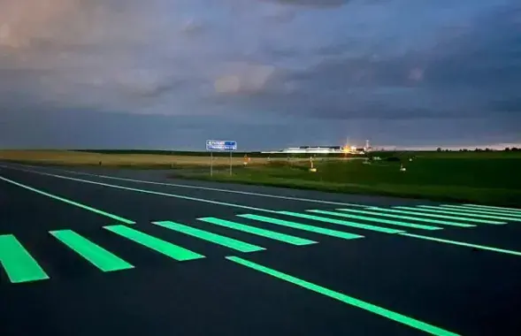 У Гомельскай вобласці на дарогу нанеслі разметку, якая свеціцца
