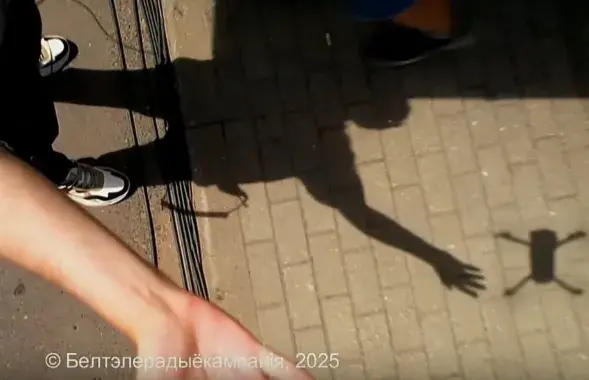 Сотрудник БТ запускает небольшой дрон
