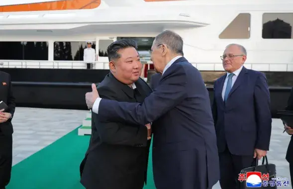 Кіраўнік КНДР Кім Чэн Ын і міністр замежных спраў Расіі Сяргей Лаўроў.
