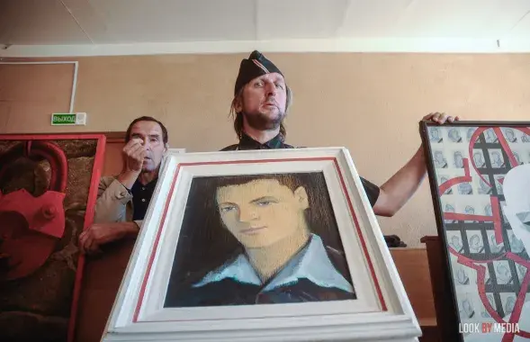 Художник Алесь Пушкин с собственными картинами
