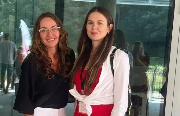 Ольга Карпушонок справа
