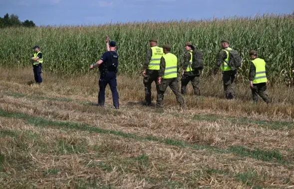 Специалисты изучают место падения дрона
