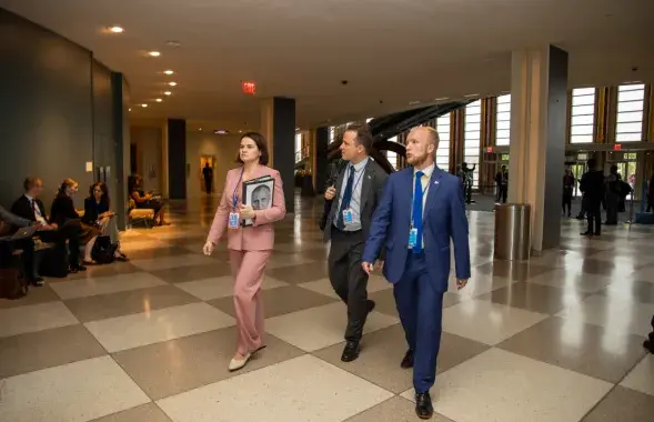 Святлана Ціханоўская разам з Франакам Фячоркам і Дзянісам Кучынскім&nbsp;
