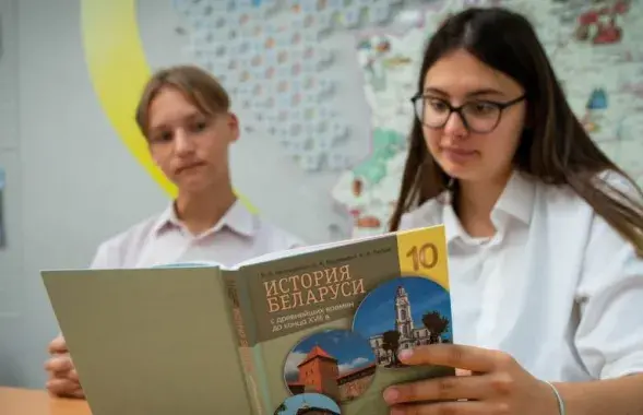 "Быццам Беларусь — частка Расіі". У што ператвараюць урокі гісторыі ў школах
