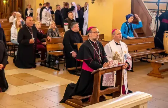 На первом плане — нунций Иньяцио Чеффалиа и епископ Олег Буткевич
