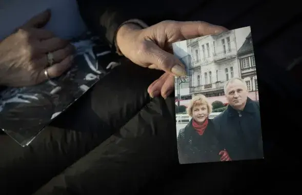 Марина Адамович, жена Николая Статкевича, показывает фотографию себя и мужа, Минск, Беларусь, 27 января 2025 года
