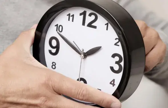 У Еўрапейскім саюзе ўсё яшчэ пераводзяць гадзіннікі на зімовы час
