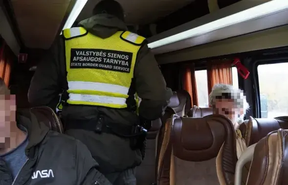 Пограничник проверяет документы в автобусе
