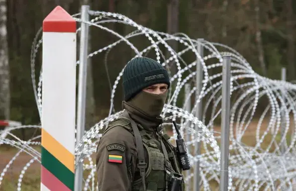 Литовский пограничник на границе Литвы и Беларуси
