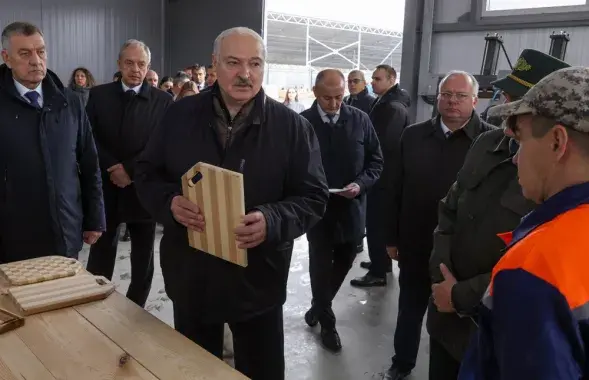 Аляксандр Лукашэнка падчас паездкі ў Лепельскі раён 31 кастрычніка 2025 года
