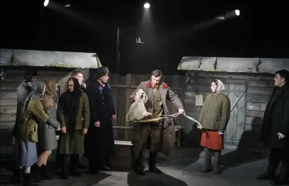 Сцена из спектакля "Красный обоз"
