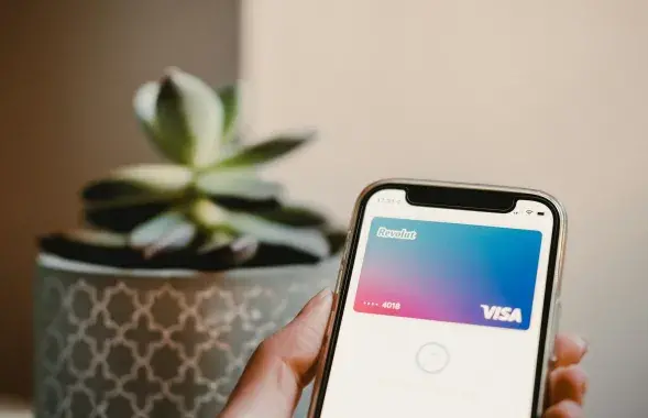 Револют закрывает счета белорусов в ЕС с визой Д