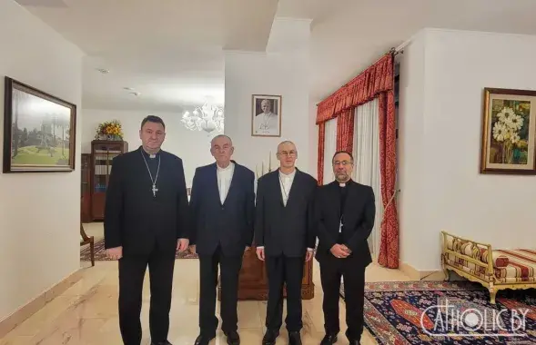 Освобожденные ксендзы (в центре)
