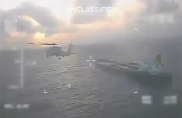 Американский вертолёт над танкером
