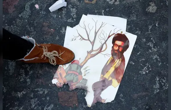 Плакат на мітінгу ў падтрымку іранскага народу
