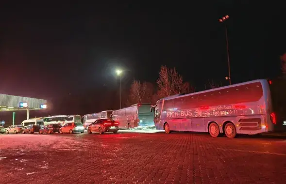 Автобусная очередь перед пунктом пропуска "Брест"
