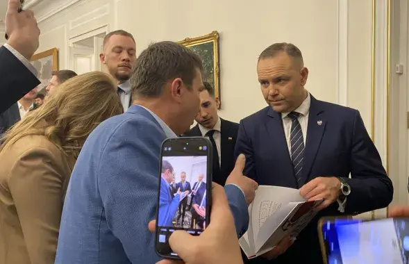 Змитер Лукашук подарил Каролю Навроцкому книгу о белорусской национальной идее
