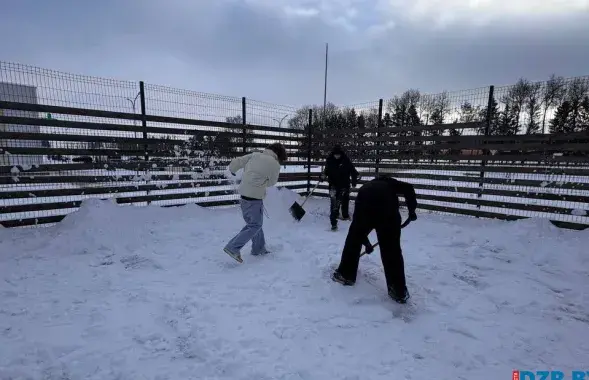 Подростки на уборке снега
