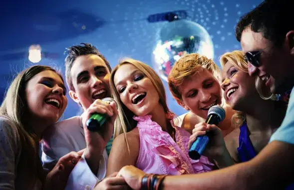 Посетители караоке
