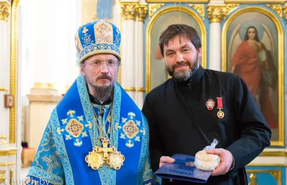 Патриарший экзарх всея Беларуси Вениамин (слева) и Александр Артюхович (справа)
