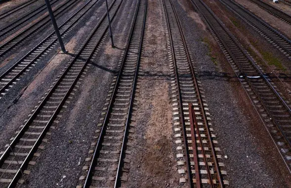 Мало того, что предприятие строят на неразорвавшихся снарядах, так туда не тянут железнодорожную ветку
