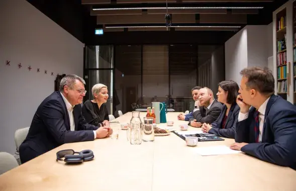 Виктор Бабарико и Мария Колесникова на встрече с Светланой Тихановской
