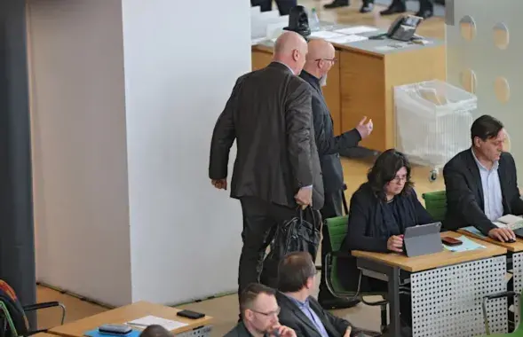 Ёрга Дорнау выводзяць з залы пленарных пасяджэнняў ландтага
