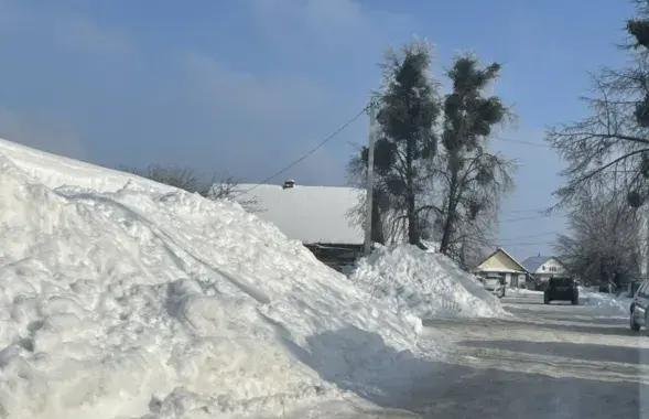 Снежныя валы на вуліцы
