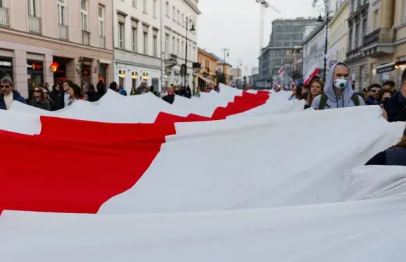 Как и в 2025 году, он запомнился проносом по центру города 330-метрового бело-красно-белого флага
