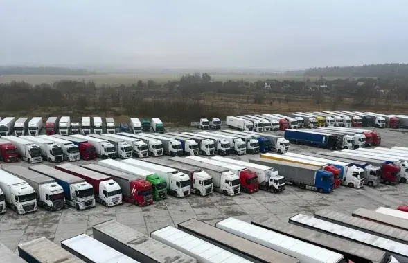 Літоўскія грузавікі ў Беняконях
