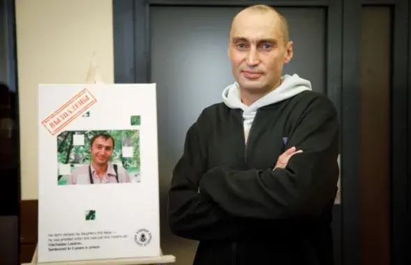 Вячеслав Лазарев после освобождения со своим портретом
