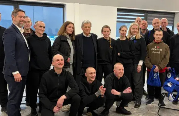 На фото можно увидеть Екатерину Андрееву, Марфу Рабкову, Насту Лойку, Валентина Стефановича, Эдуарда Пальчиса, Никиту Золотарева, Кима Самусенко
