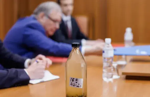 Бутэлька з бруднай вадой для расійскага дыпламата
