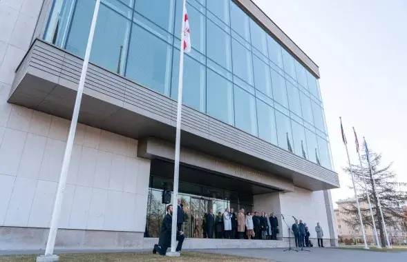 Бело-красно-белый флаг подняли возле Сейма Литвы
