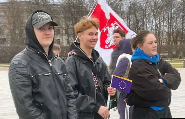 Мікола Багатыр злева, Ганна Б. справа. Пасярэдзіне сябра Міколы, які, з яго словаў, прысутнічаў, але нічога не здымаў
