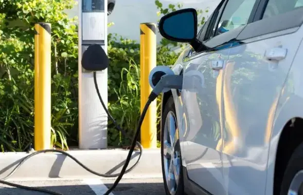 Зарадка электрамабіляў
