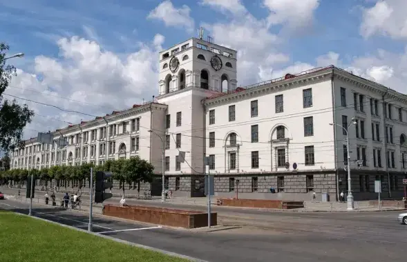 Здание на площади Якуба Коласа, где хотели открыть отель
