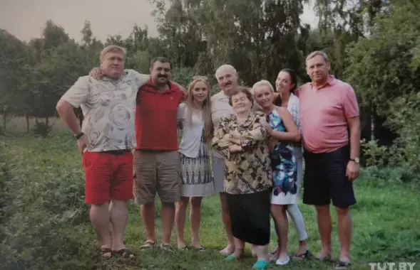 Сяргей Цяцерын (крайні злева) з сям'ёй Лукашэнкі і Аляксандрам Машэнскім
