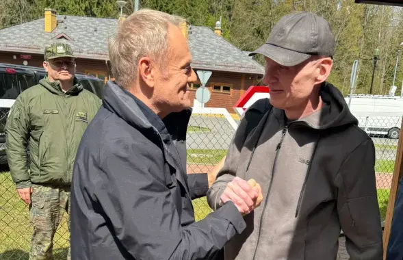 Анджэя Пачобута пасля вызвалення сустрэў Дональд Туск
