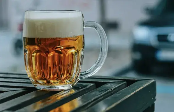 Кубак піва, які стаіць на стале
