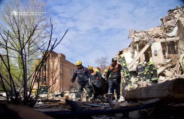 Ратавальнікі эвакуююць пацярпелых у выніку абстрэлу людзей

