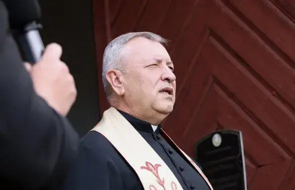 Ксёндз Анатоль Парахневіч падчас службы
