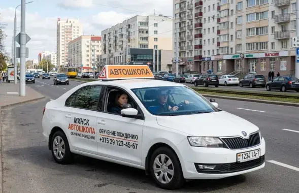 Вучэбная машына адной з аўташколаў на адной з мінскіх вуліц
